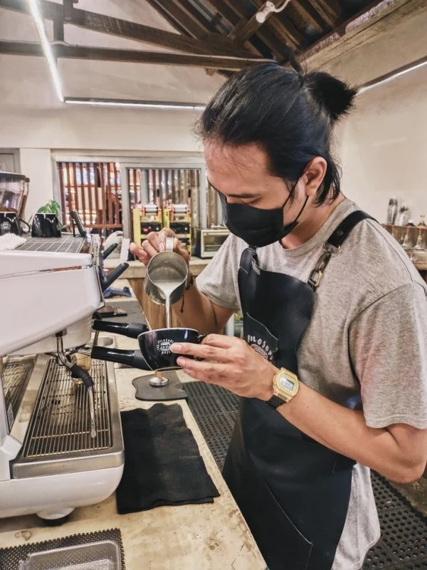 Barista Penyajian Kopi dan Minuman Berkualitas di Café