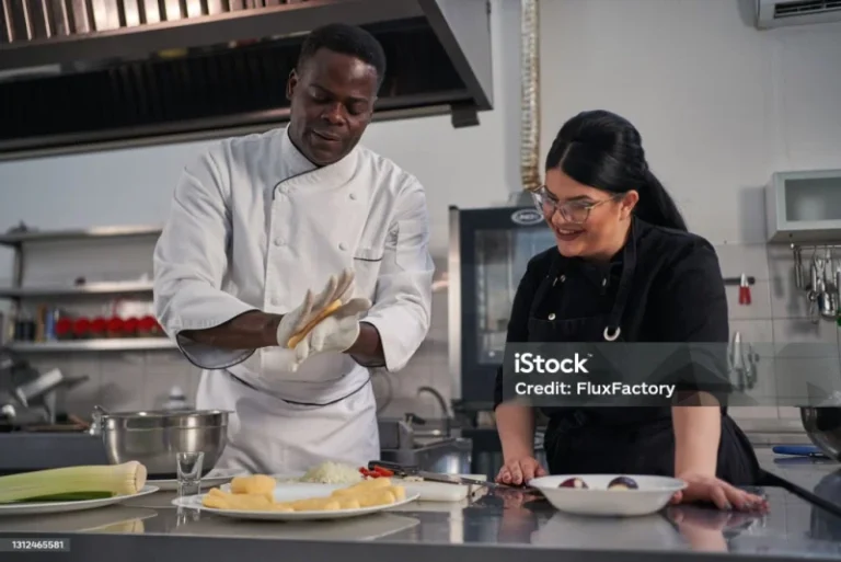 Asisten Koki – Bantu Persiapan Masakan di Restoran Kami