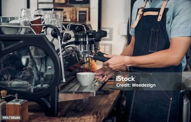 Barista: Pelayanan Minuman Kopi dan Teh di Kafe Terkenal