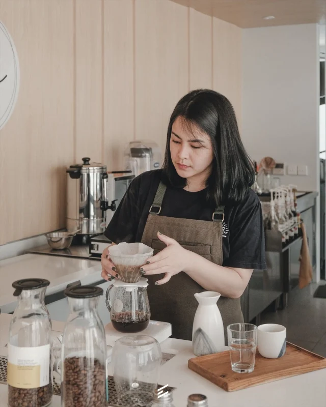 Barista – Penyajian Kopi Premium di Kafe Trendy