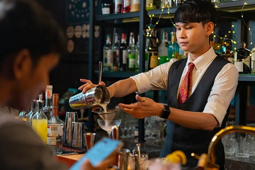 Bartender – Pelayanan Minuman di Bar
