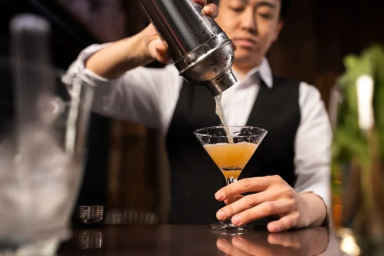 Bartender – Penyaji Minuman Bar & Restoran