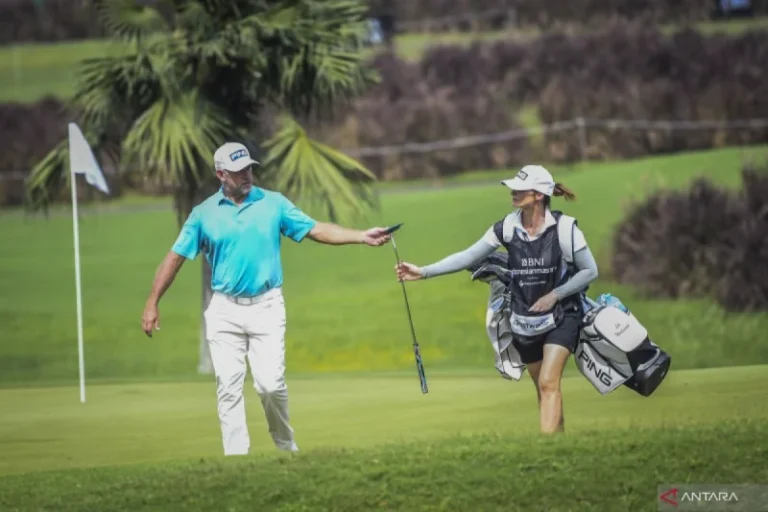 Caddy Lapangan Golf, Bergabung dengan Tim Profesional