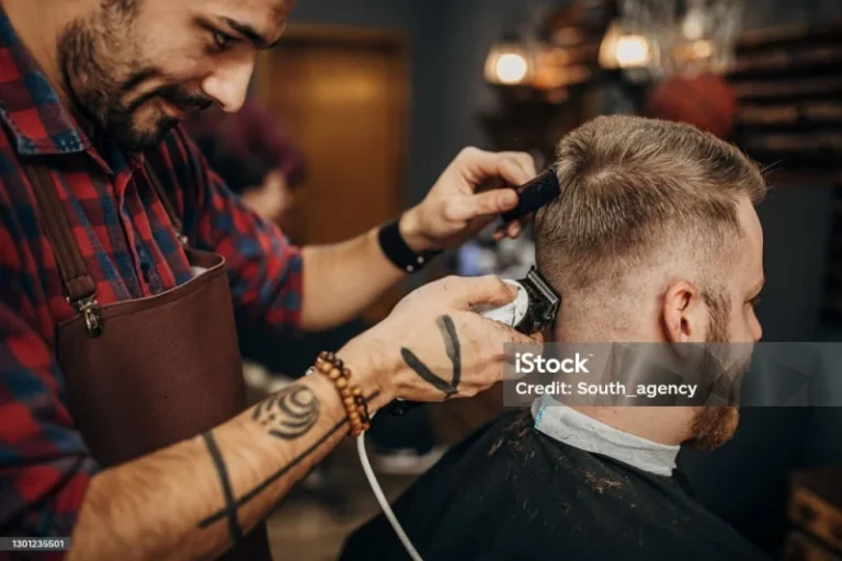 Capster – Penata Rambut Pria di Salon Terkenal