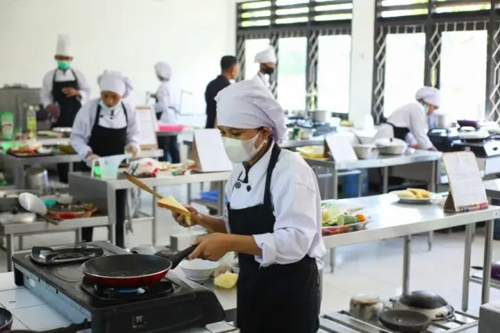 Chef de Partie – Koki Bagian Dapur