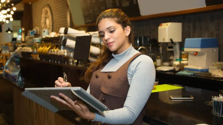 Crew Restoran & Service: Kasir, Waiter, PIC