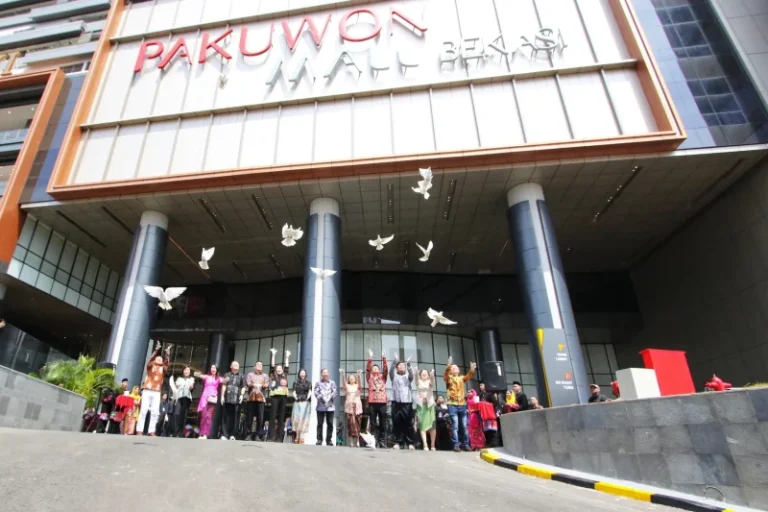 Instruktur di Pakuwon City Mall