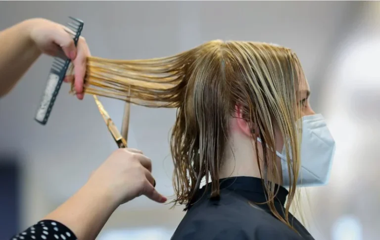 Kapster Salon – Menyajikan Gaya Rambut Terkini