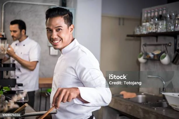 Koki – Persiapan Makanan di Restoran Bintang 4