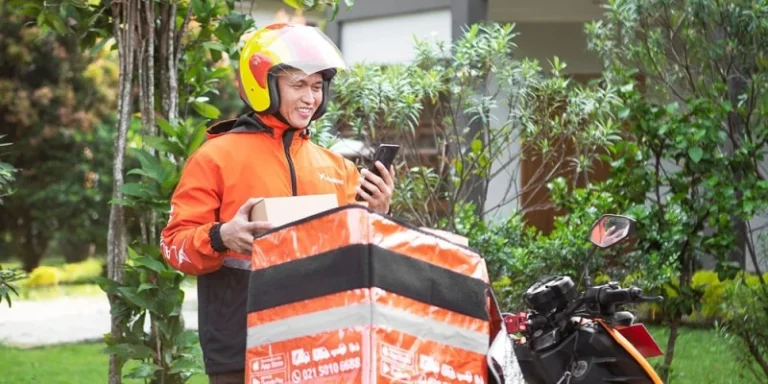 Kurir Pengantar Barang di Padang