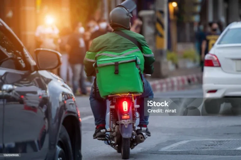 Kurir Pengantar Barang Menggunakan Motor