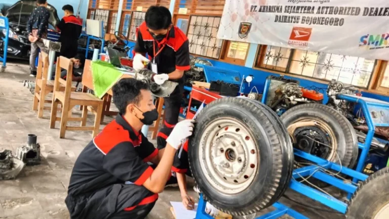 Mekanik Kendaraan Ringan – Gaji Kompetitif