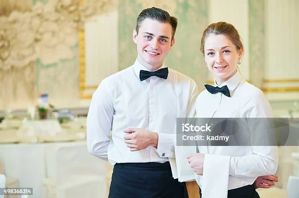 Pelayan (Pria/Wanita) – Karir di Restoran Bintang 5