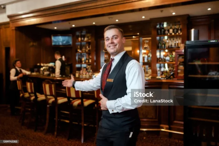 Pelayan Restoran – Menyambut Tamu dengan Senyum