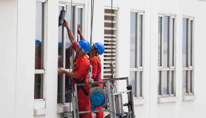 Petugas Pembersihan Gedung Tinggi (Climbing)