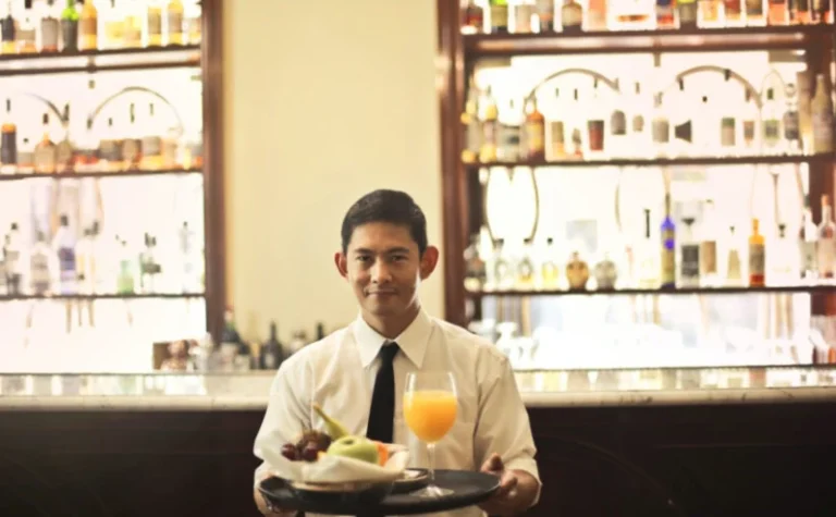 Pramusaji – Pelayan Meja Restoran Bintang 5
