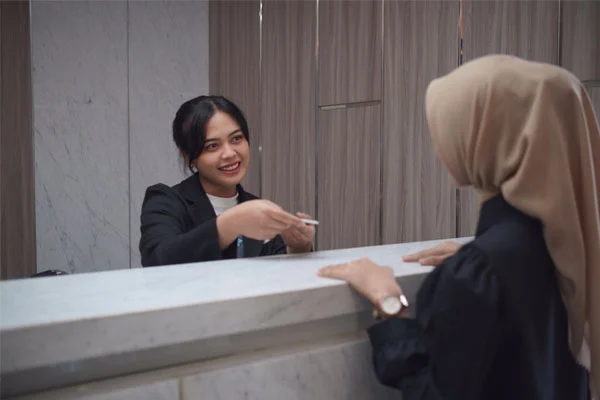 Receptionist Front Desk – Menyambut Tamu & Mengelola Telepon