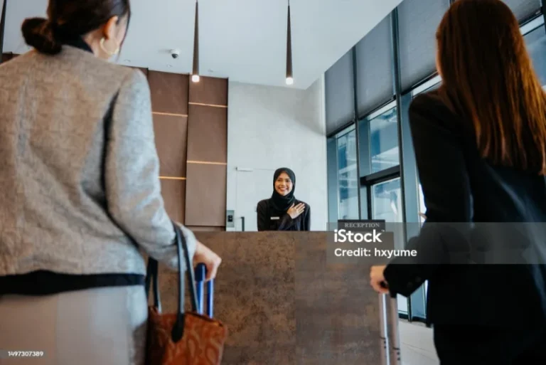 Resepsionis Hotel – Menyambut Tamu dengan Profesional