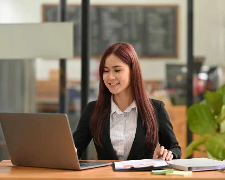 Staff Administrasi Penanganan Dokumen dan Layanan Kantor