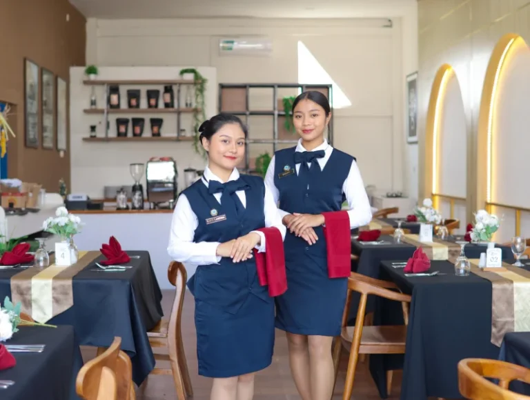 Waiter/Waitress – Pelayanan Pelanggan di Restoran
